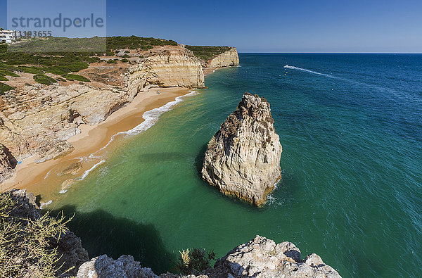 Das türkisfarbene Wasser des Ozeans umrahmt den Sandstrand von Praia do Torrado  Algarve  Lagoa  Bezirk Faro  Portugal  Europa