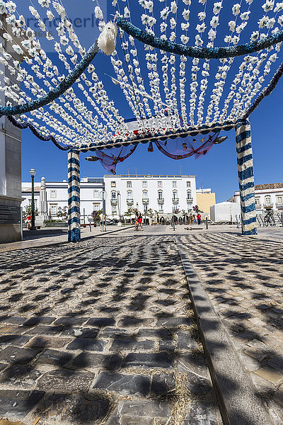 Farben und Dekoration in der Fußgängerzone von Tavira an einem sonnigen Sommertag  Faro  Algarve  Portugal  Europa