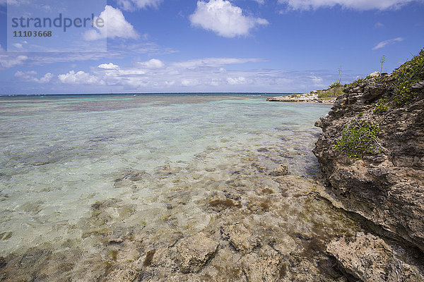 Die türkisfarbenen Schattierungen des Karibischen Meeres von den Klippen von Green Island aus gesehen  Antigua und Barbuda  Leeward-Inseln  Westindien  Karibik  Mittelamerika