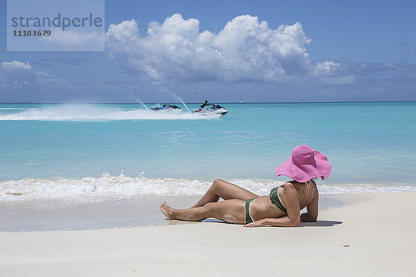 Tourist bewundert das türkisfarbene Karibische Meer  Jolly Beach  Antigua  Antigua und Barbuda  Leeward Islands  Westindien  Karibik  Mittelamerika