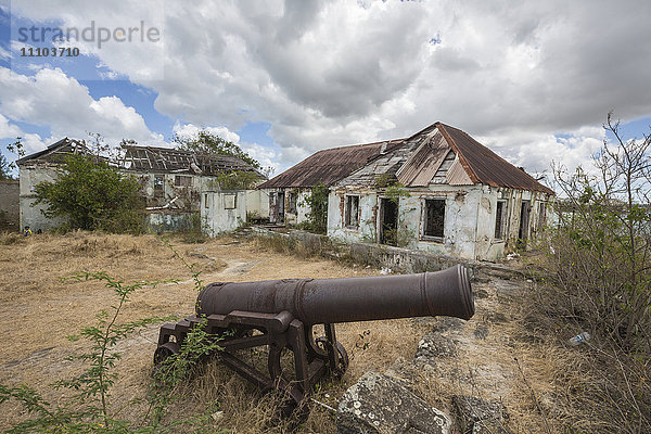 Kanone um die zerstörten Gebäude von Fort Saint James  St. John's  Antigua  Antigua und Barbuda  Leeward-Inseln  Westindien  Karibik  Mittelamerika