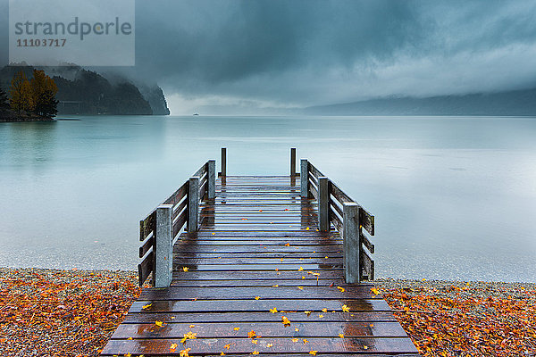 Ein Herbststurm zieht von den Bergen des Berner Oberlandes über den Brienzersee  Kanton Bern  Schweiz  Europa