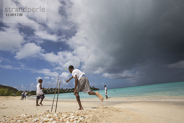Kinder spielen am Strand  umgeben vom türkisfarbenen karibischen Meer  The Nest  Antigua  Antigua und Barbuda  Leeward Islands  Westindien  Karibik  Mittelamerika
