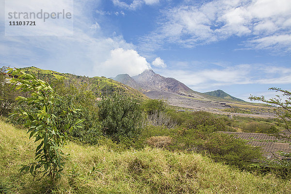 Blick auf den Dunst um den Gipfel des Vulkans Soufriere Hills  Montserrat  Leeward-Inseln  Kleine Antillen  Westindische Inseln  Karibik  Mittelamerika