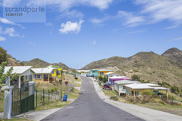 Bunte Häuser eines Dorfes an einem sonnigen Frühlingstag  Montserrat  Leeward-Inseln  Kleine Antillen  Westindische Inseln  Karibik  Mittelamerika