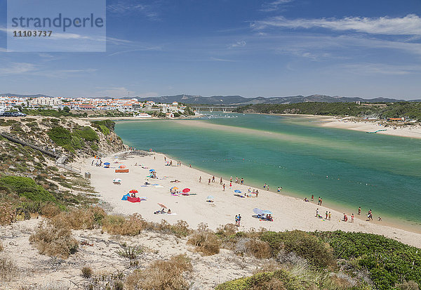 Blick auf den Sandstrand von Vila Nova de Milfontes  umgeben vom türkisfarbenen Meer  Odemira  Region Alentejo  Portugal  Europa