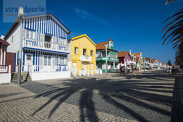Bunte Streifen schmücken die Häuser im traditionellen Strandhausstil in Costa Nova  Portugal  Europa