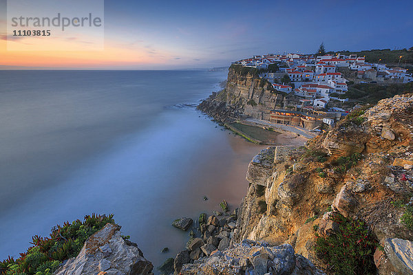 Die sanften Farben der Abenddämmerung umrahmen das Meer und das Dorf Azenhas do Mar  Sintra  Portugal  Europa