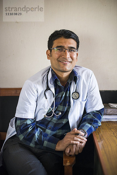 Ein Arzt in seinem Büro in einem Krankenhaus  Diktel  Bezirk Khotang  Nepal  Asien