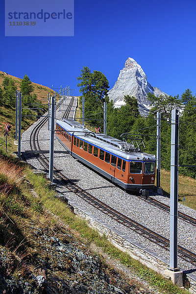 Der Zug der Schweizer Bahn fährt auf seiner Strecke mit dem Matterhorn im Hintergrund  Gornergrat  Kanton Wallis  Schweizer Alpen  Schweiz  Europa