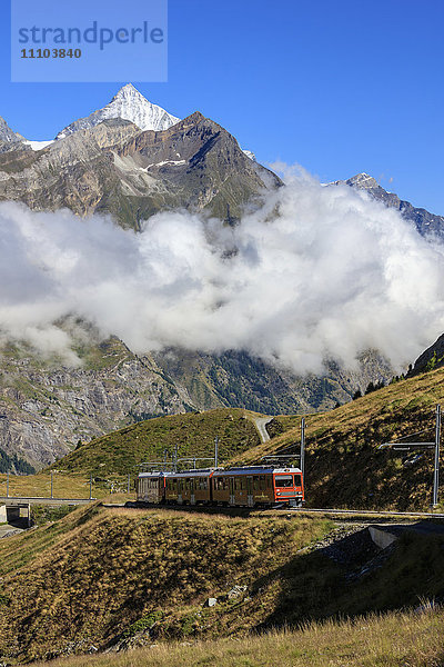 Der rote Zug der Bahn fährt mit dem Gipfel des Dent Herens im Hintergrund  Gornergrat  Kanton Wallis  Schweizer Alpen  Schweiz  Europa