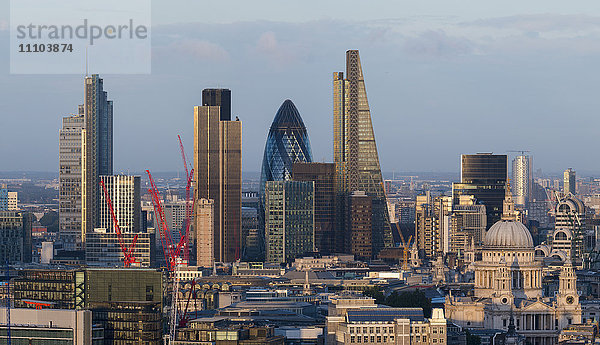 Blick auf die City of London von der Spitze des Centre Point Tower  London  England  Vereinigtes Königreich  Europa