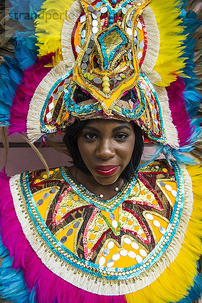 Frau posiert für den Karneval  Nassau  New Providence  Bahamas  Karibik