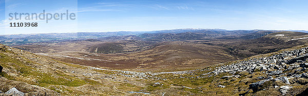 Der Blick vom Gipfel des Glen Tromie im Cairngorms National Park  Schottland  Vereinigtes Königreich  Europa