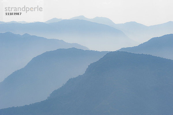 Die Ausläufer des Himalaya im Osten Bhutans erscheinen im frühen Morgennebel himmlisch  Bhutan  Asien