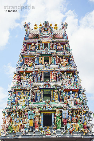 Sri-Mariamman-Tempel in Chinatown  der älteste Hindu-Tempel Singapurs mit seinem farbenfroh verzierten Gopuram (Turm)  Singapur  Südostasien  Asien