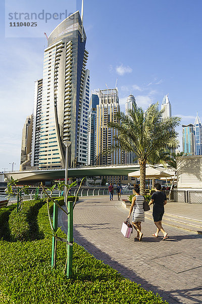 Ein junges Paar in Dubai Marina  Dubai  Vereinigte Arabische Emirate  Naher Osten