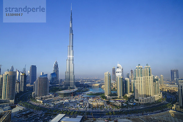 Burj Khalifa und umliegende Wolkenkratzer in der Innenstadt  Dubai  Vereinigte Arabische Emirate  Naher Osten