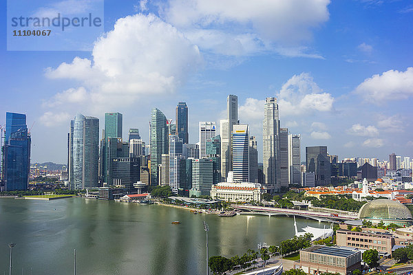 Skyline von Singapur  Wolkenkratzer im Finanzviertel mit dem Fullerton Hotel und der Jubilee Bridge im Vordergrund an der Marina Bay  Singapur  Südostasien  Asien