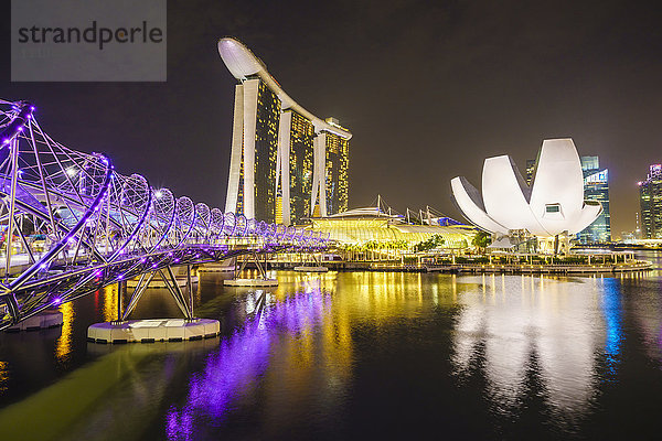 Helix Bridge  Marina Bay Sands und ArtScience Museum bei Nacht beleuchtet  Marina Bay  Singapur  Südostasien  Asien