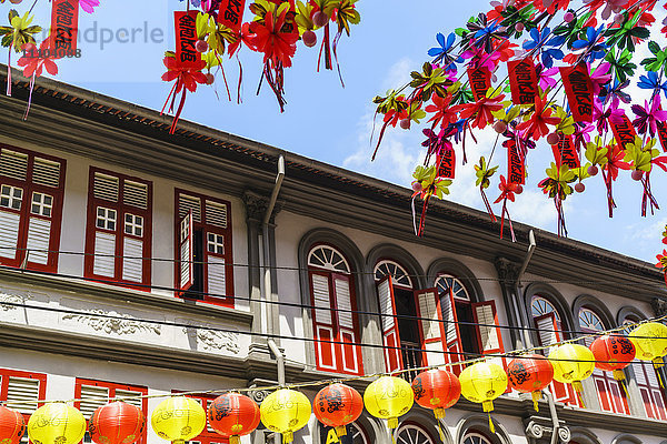 Restaurierte und farbenfroh gestrichene alte Ladenlokale in Chinatown  Singapur  Südostasien  Asien
