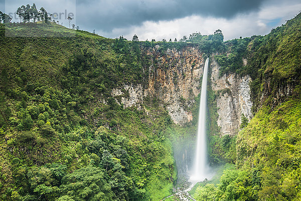 Piso-Wasserfall außerhalb von Berestagi  Sumatra  Indonesien  Südostasien  Asien