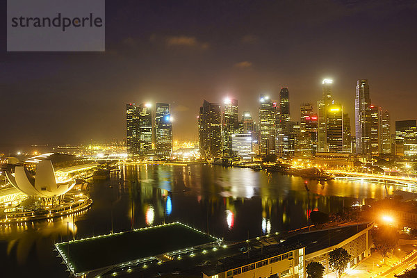 Die Türme des Central Business District und der Marina Bay bei Nacht  Singapur  Südostasien  Asien
