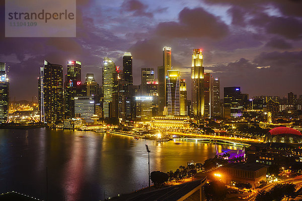 Die Türme des Central Business District und der Marina Bay in der Abenddämmerung  Singapur  Südostasien  Asien