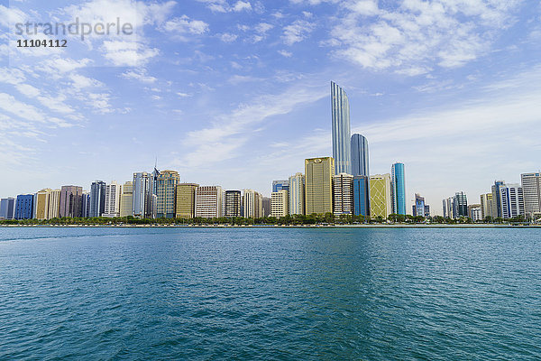 Wolkenkratzer im Stadtteil Al Markaziyah und Corniche vom Golf aus gesehen  Abu Dhabi  Vereinigte Arabische Emirate  Naher Osten