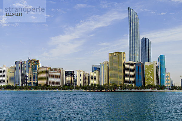 Wolkenkratzer im Stadtteil Al Markaziyah und Corniche vom Golf aus gesehen  Abu Dhabi  Vereinigte Arabische Emirate  Naher Osten