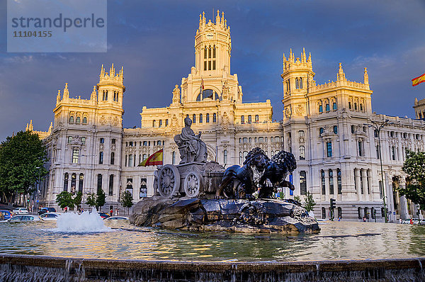 Springbrunnen und Plaza de Cibeles-Palast (Palacio de Comunicaciones)  Plaza de Cibeles  Madrid  Spanien  Europa