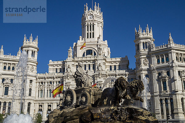 Plaza de Cibeles Palast (Palacio de Comunicaciones) und Springbrunnen  Plaza de Cibeles  Madrid  Spanien  Europa
