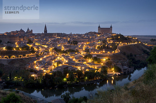 Stadtbild in der Abenddämmerung  Toledo  Kastilien-La Mancha  Spanien  Europa