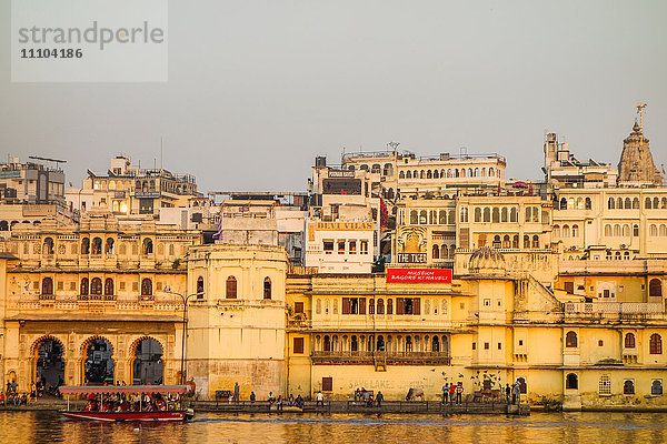 Alte Gebäudefassaden  Boot im Vordergrund  Stadtpalast-Seite  Pichola-See  Udaipur  Rajasthan  Indien  Asien