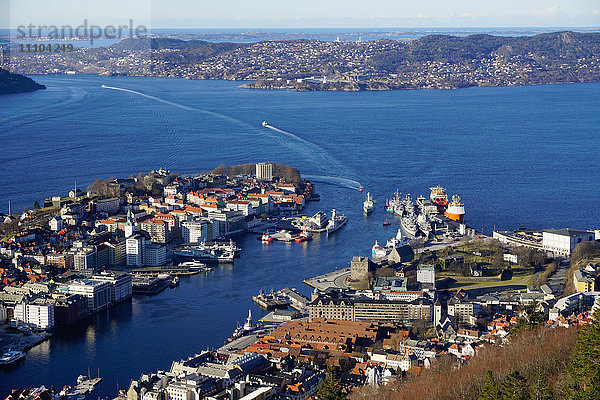 Blick auf Bergen vom Berg Floyen  Bergen  Hordaland  Norwegen  Skandinavien  Europa