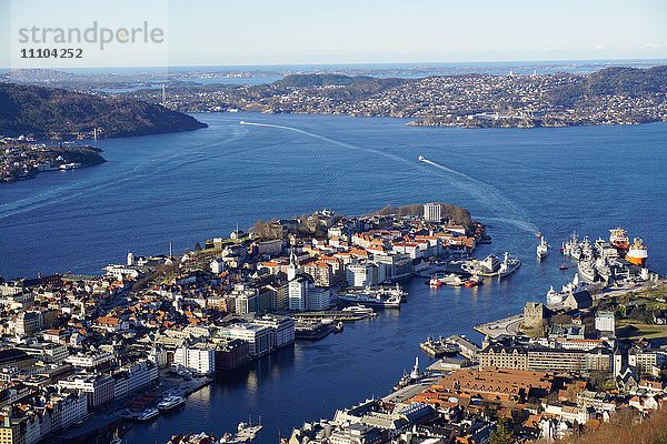 Blick auf Bergen vom Berg Floyen  Bergen  Hordaland  Norwegen  Skandinavien  Europa