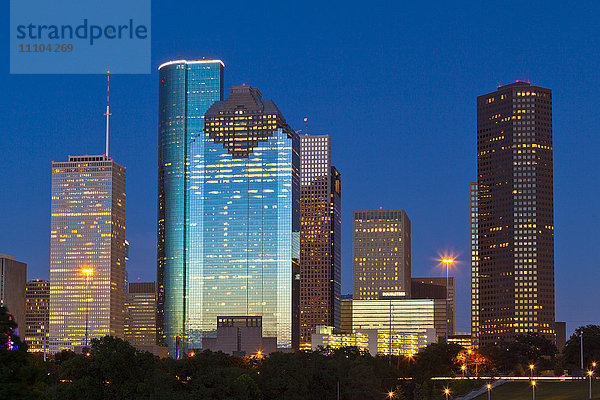 Skyline von Houston bei Nacht von Eleanor Tinsley Park  Texas  Vereinigte Staaten von Amerika  Nordamerika