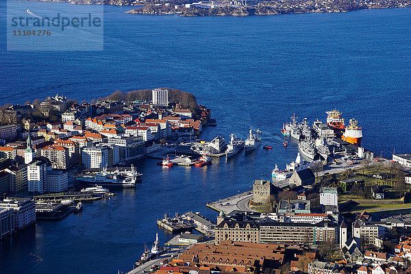 Blick auf Bergen vom Berg Floyen  Bergen  Hordaland  Norwegen  Skandinavien  Europa