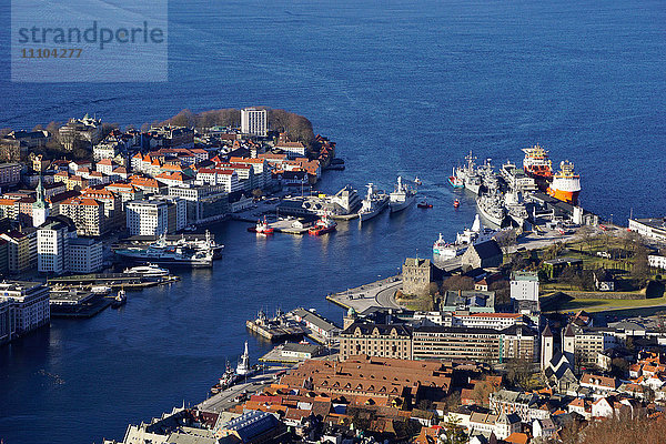 Blick auf Bergen vom Berg Floyen  Bergen  Hordaland  Norwegen  Skandinavien  Europa