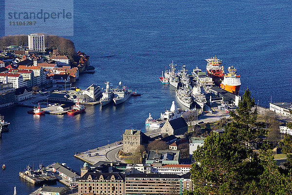 Blick auf Bergen vom Berg Floyen  Bergen  Hordaland  Norwegen  Skandinavien  Europa