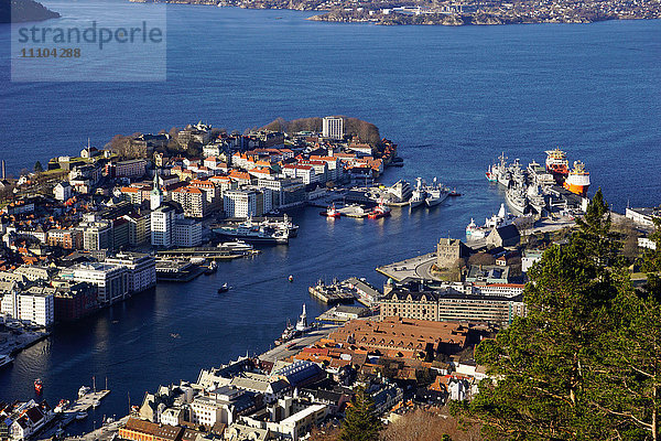 Blick auf Bergen vom Berg Floyen  Bergen  Hordaland  Norwegen  Skandinavien  Europa