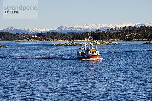 Fischerboot im Fjord  nahe Bergen  Hordaland  Norwegen  Skandinavien  Europa