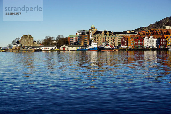 Blick auf den Hafen und den Rosenkrantztarnet-Turm  und das alte Hanseviertel  Bryggen  Stadt Bergen  Hordaland  Norwegen  Skandinavien  Europa