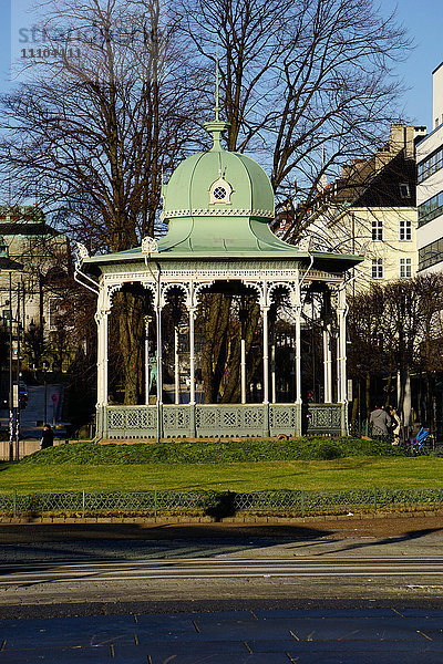 Pavillon auf dem Ne Olle Bulls-Platz  Bergen  Hordaland  Norwegen  Skandinavien  Europa