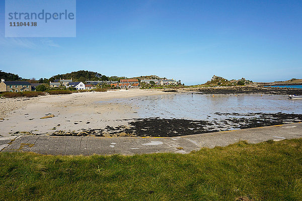 Strand bei Old Grimsby mit Ruin Restaurant im Hintergrund  Tresco  Isles of Scilly  England  Vereinigtes Königreich  Europa