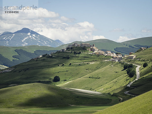 Blick vom Piano Grande auf Castelluccio  Umbrien  Italien  Europa