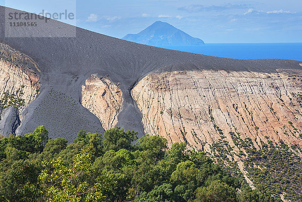 Blick auf Gran Cratere und die Insel Finicudi  Insel Vulcano  Äolische Inseln  UNESCO-Welterbe  nördlich von Sizilien  Italien  Mittelmeer  Europa