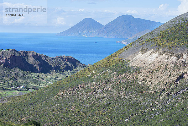 Blick auf Gran Cratere  Insel Lipari und Salina  Insel Vulcano  Äolische Inseln  UNESCO-Weltkulturerbe  nördlich von Sizilien  Italien  Mittelmeer  Europa