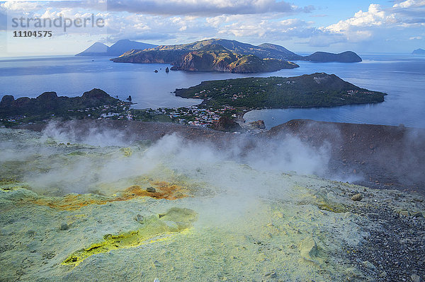 Gran Cratere (Großer Krater) und Blick auf die Äolischen Inseln  Insel Vulcano  Äolische Inseln  UNESCO-Welterbe  nördlich von Sizilien  Italien  Mittelmeer  Europa