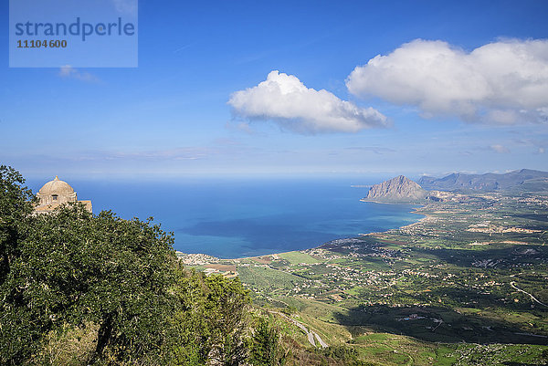 Blick auf das Dorf Erice und den Monte Cofano Erice  Sizilien  Italien  Europa